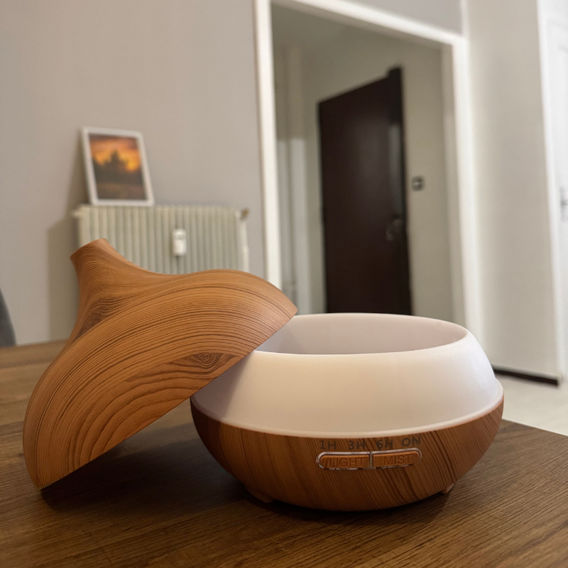 Diffuseur d’Huiles Essentielles BrumiZen™ – Bois Clair 500ml | Lumière LED & Télécommande