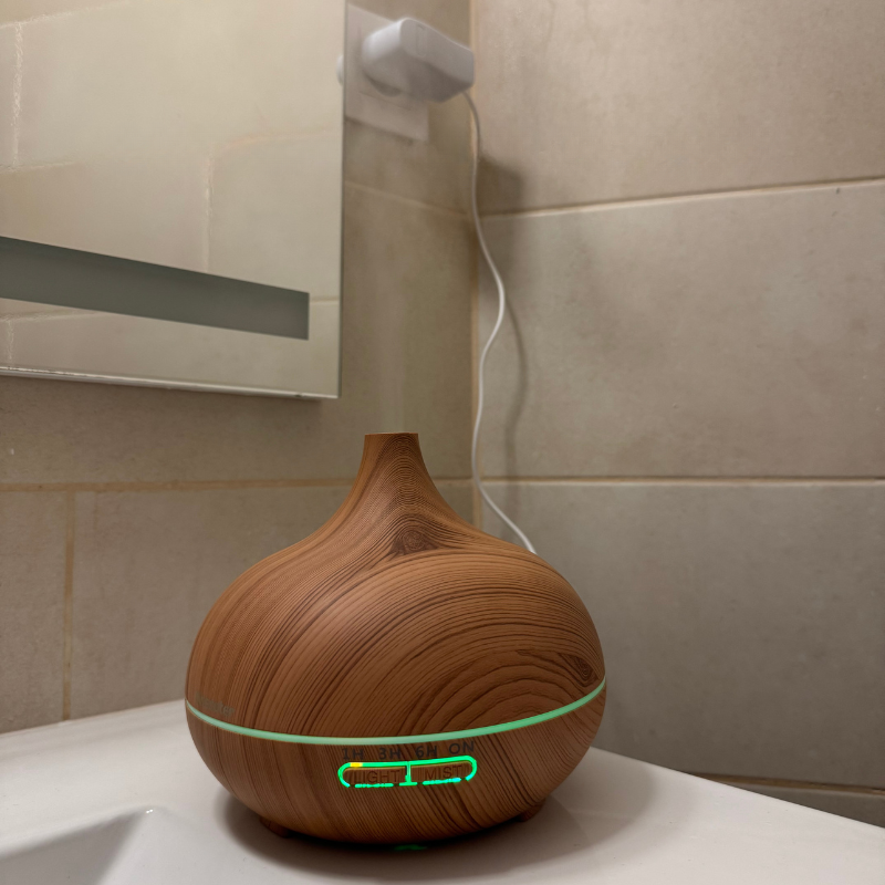 Diffuseur d’Huiles Essentielles BrumiZen™ – Bois Clair 500ml | Lumière LED & Télécommande